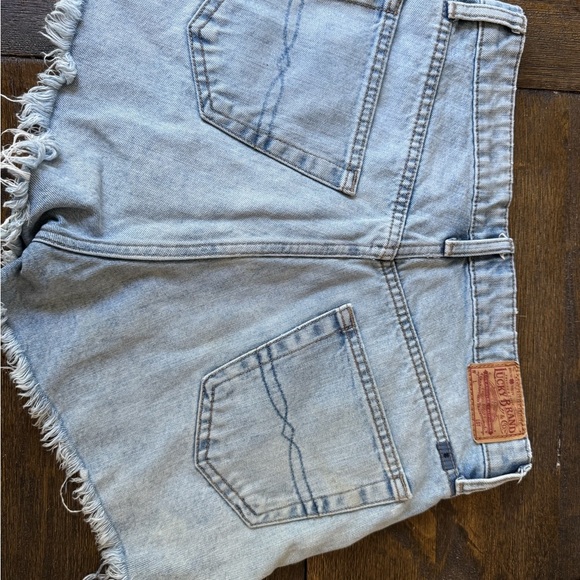 Lucky Brand Women's High Rise Lucky Pins Jean Short in Motif Garden Ridge - Picture 3 of 7